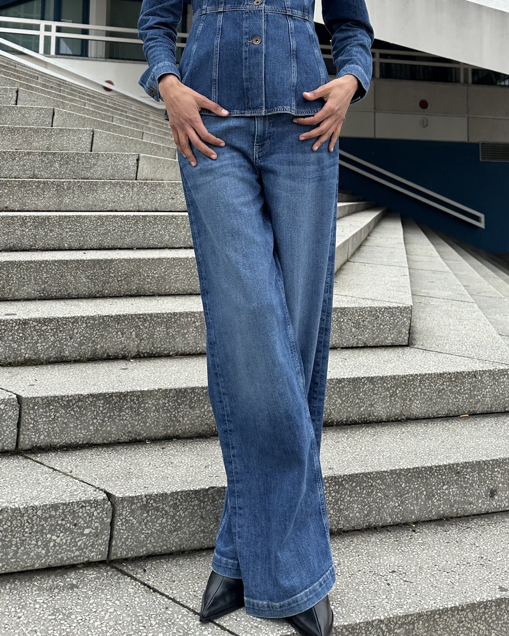 Modelshot / Mid Blue / Detail